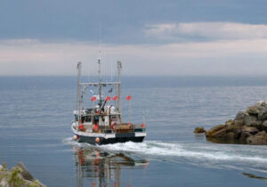 Bateau s'en allant vers le large